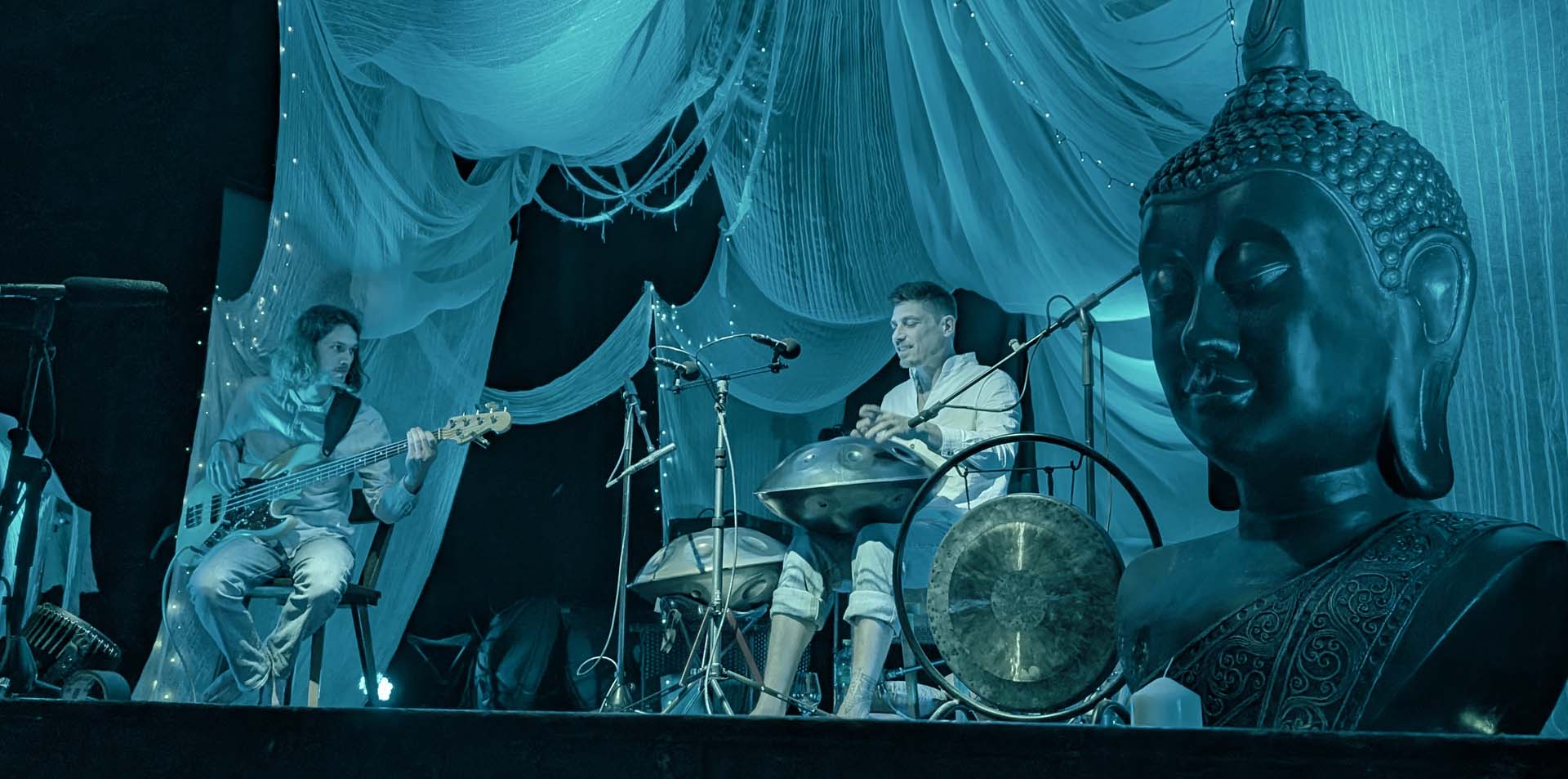 Sébastien Leblanc joue du handpan acompagné par un musicien lors d'un concert Trans Jam