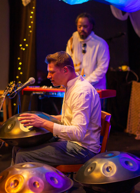Sébastien Leblanc joue du handpan lors d'un concert Trans Jam