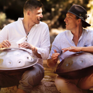 Sébastien Leblanc et Sacha jouent du Handpan lors d'une Trans-Jam Training cercle de chant du souffle et chant spontané